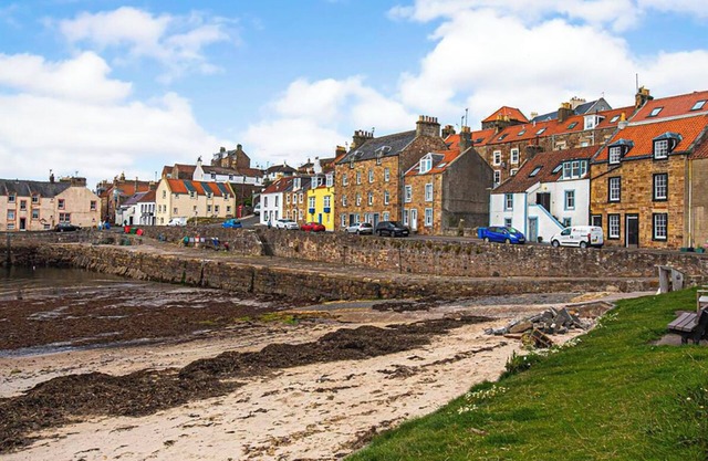 Two Bedroom Flat on Picturesque Harbour with Wonderful Sea Views (FI 00099 F)