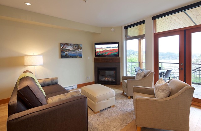 Two Bedroom Ocean View Condo, walk to Ganges -UNIT 203