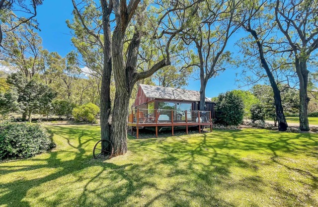 Two Doors - Unique 2 bdrm cottage on picturesque vineyard estate