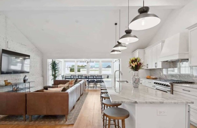 Two Expansive CBD Units Near French Quarter