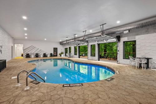 Two Firefly Mountain Suites by AvantStay with Indoor Pool Arcade Playground for Kids