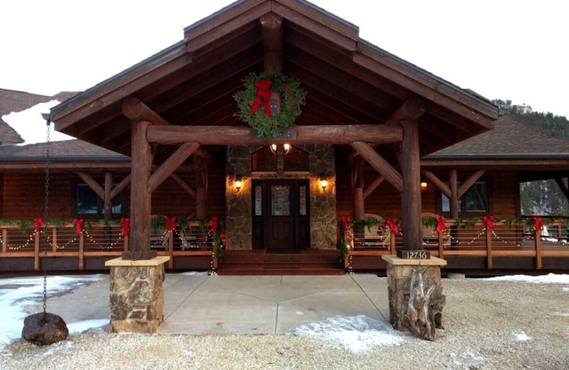 Two fireplaces! Nemo Winter Lodge Sleeps 16, comfortably. Perfect winter vacay!