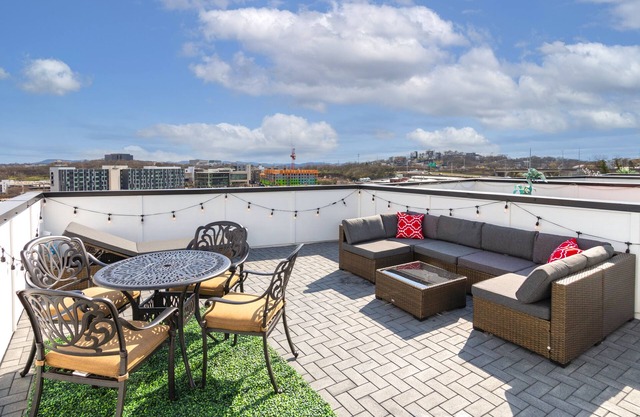 Two Gorgeous Houses🌟8 Ensuite🌟20 Beds🌟Downtown Views🌟Game Rooms🌟Parking