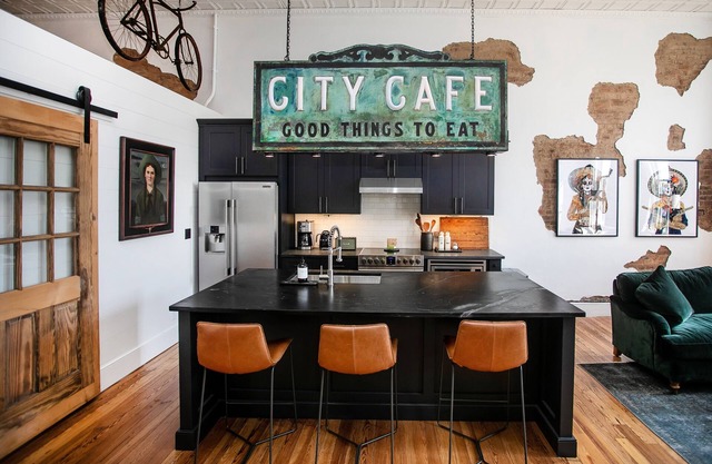 Two Lanes Guesthouse - Historic Downtown Loft Apartment 45 miles S of Nashville