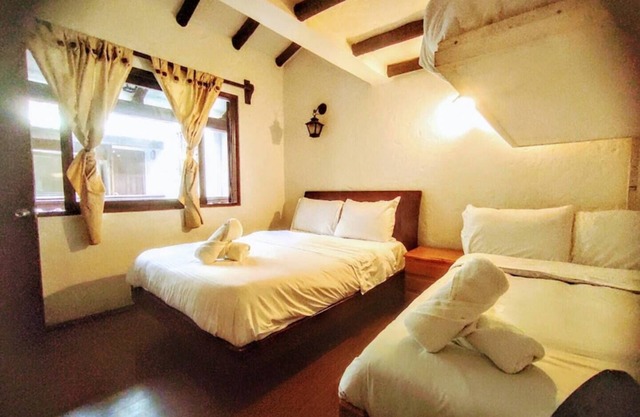 Two-level mezzanine room