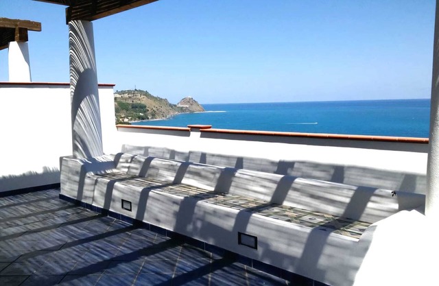 Two-room apartment overlooking the sea and the Aeolian Islands just 3 'from the beach of San Gregorio