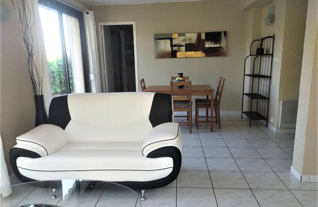 Two rooms in villa with swimming pool and large terrace 18 kms from NICE