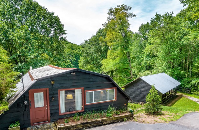 Two-story barn home with free WiFi, full kitchen, & gas grill - dog-friendly