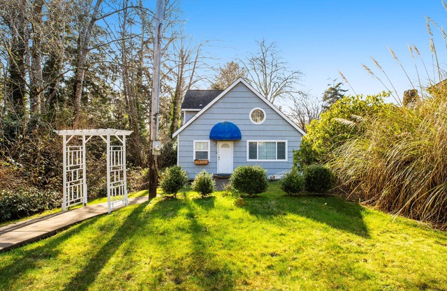 Two-story getaway with a washer/dryer, central AC, & WiFi - dogs welcome