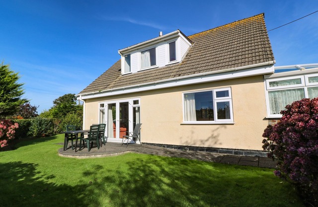 TWO THREES, family friendly, with a garden in Rosudgeon