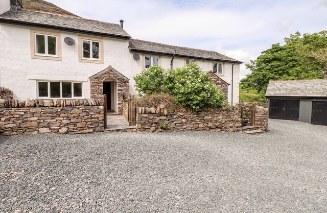 TWO TOWN END, pet friendly, character holiday cottage in Mungrisdale