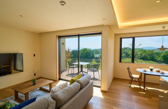 Twostory twin villa with half board Golf course /Takehara Hiroshima