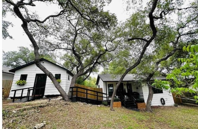 Tx Hill Country Lake Home & Casita🏡 Hot-tub, 🦮 friendly, fenced backyard.