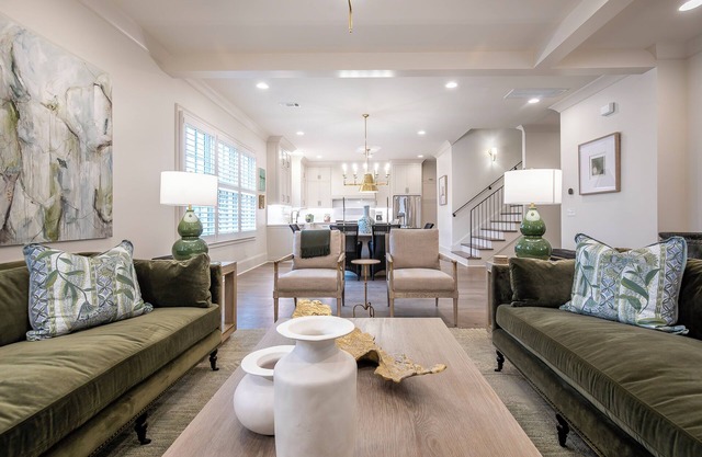 TX Rebel; Luxury home four blocks from Oxford's square, walk to Midtown