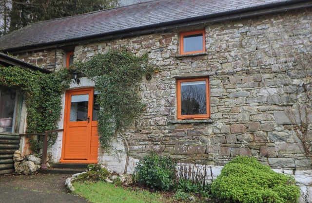 TY CEFFYLAU, pet friendly, character holiday cottage in Llanybydder