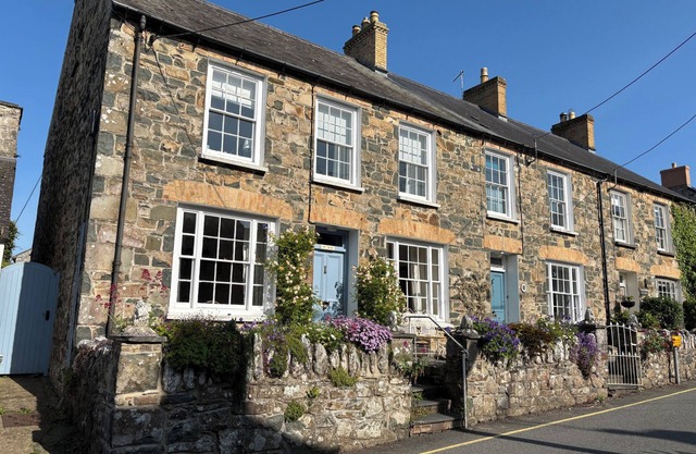 TY CLYD, pet friendly, with open fire in Newport, Pembrokeshire