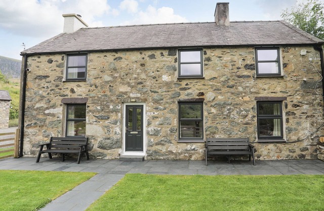 TY COCH, family friendly, character holiday cottage in Caernarfon