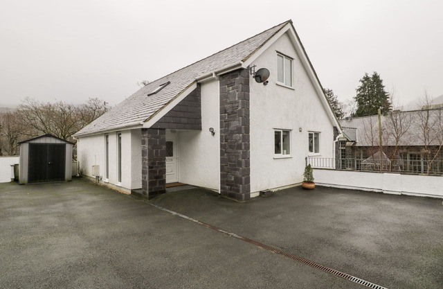 TY COCH, pet friendly, with a garden in Llanberis