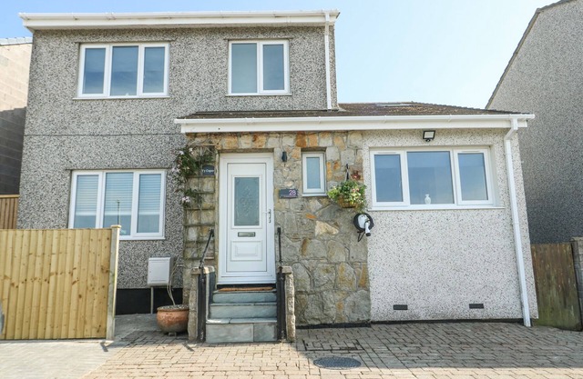 TY COPR, family friendly, character holiday cottage in Amlwch