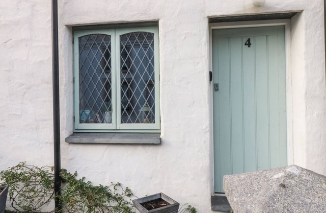 TY CRYDD, pet friendly, character holiday cottage in Kidwelly