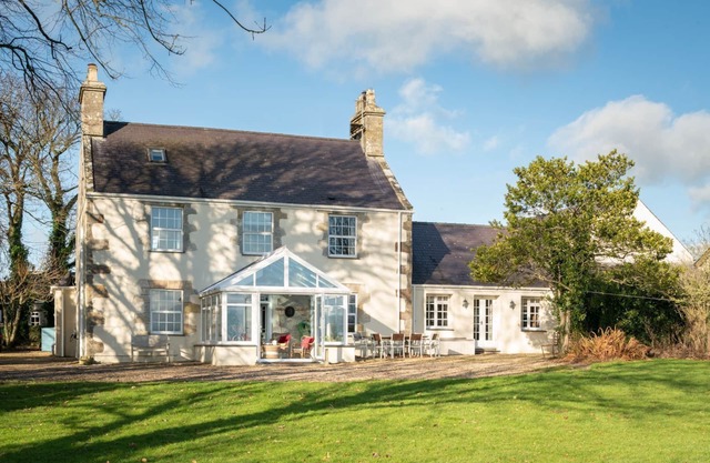Ty Fferam Bailey: 7‑Bed Farmhouse Sleeping 14 in Bodorgan | Managed by Anglesey Holiday Lettings