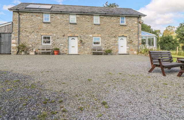 TY FFERM, family friendly, with a garden in Llanllwni
