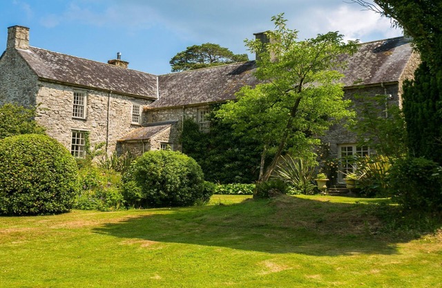 Ty Fry Estate - sleeps 16 guests in 8 bedrooms