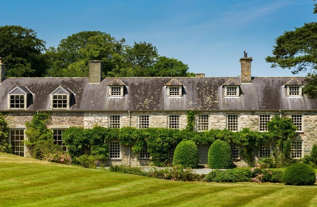 Ty Fry Manor - a manor that sleeps 12 guests in 6 bedrooms