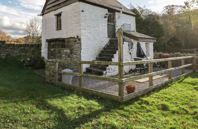 TY GWYN, with a garden in Abergavenny