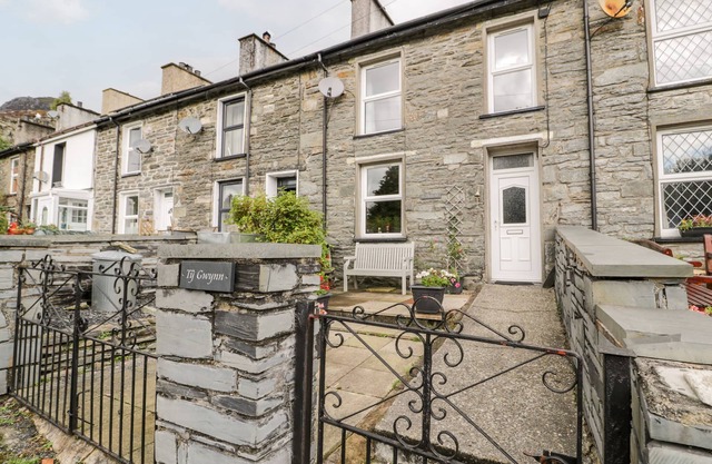 TY GWYNN, pet friendly, character holiday cottage in Tanygrisiau