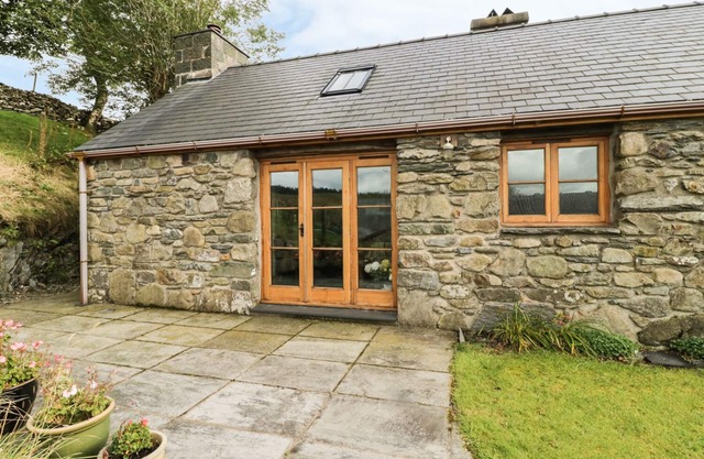 TY HIR, family friendly, with open fire in Penrhyndeudraeth