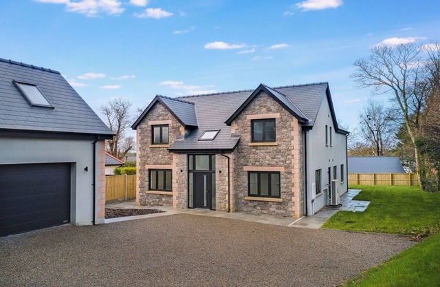 TY LANDSKER, pet friendly, luxury holiday cottage in Neyland