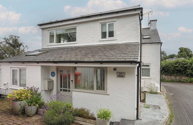 TY MAWR, pet friendly, with a garden in Llandegfan