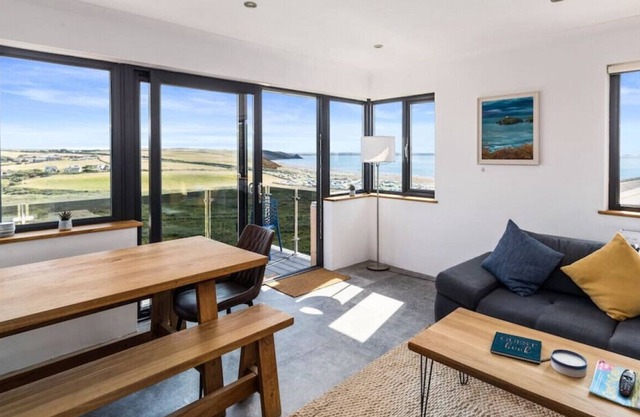 Ty Melyn Full House · Stunning Beach House for 10 with Hot Tub & Parking