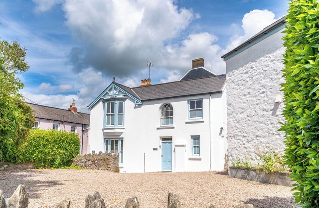 Ty Mor, Holiday Cottage Manorbier, Sleeps 8, 4 bedrooms, bathrooms