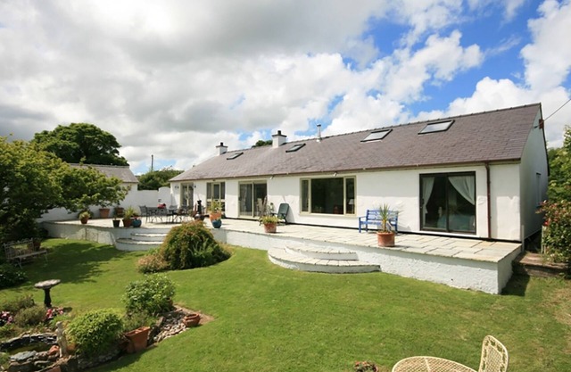 TY'N CAE, pet friendly, character holiday cottage in Red Wharf Bay