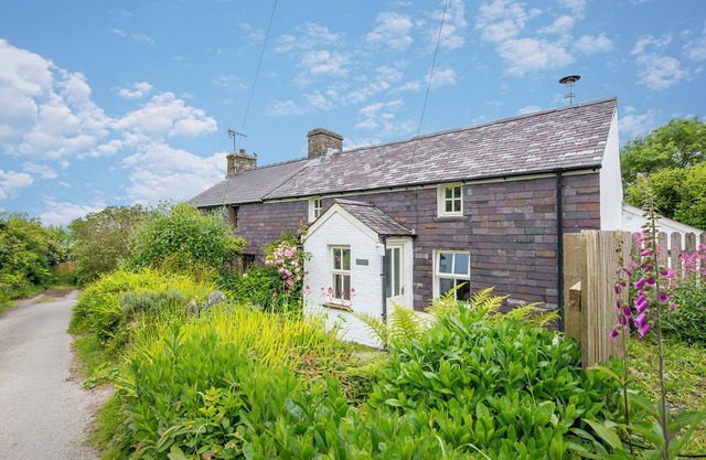 Ty Top, Holiday Home Newport, Sleeps 4, 2 bedrooms, bathrooms