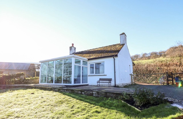 TY TWMP/TUMP COTTAGE, with a garden in Tal-Y-Bont-On-Usk