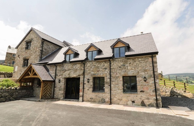 TYN Y CELYN ISAF, with hot tub in Ruthin
