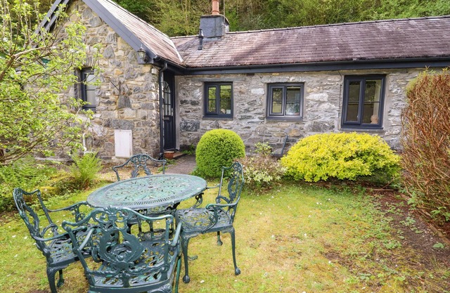 TYN Y FFYNNON, family friendly, with open fire in Betws-Y-Coed