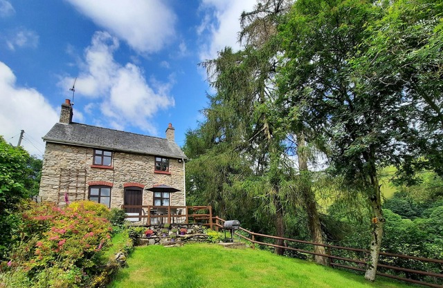 TYNLLWYN HOLIDAY HOME, pet friendly in Llanrhaeadr-Ym-Mochnant