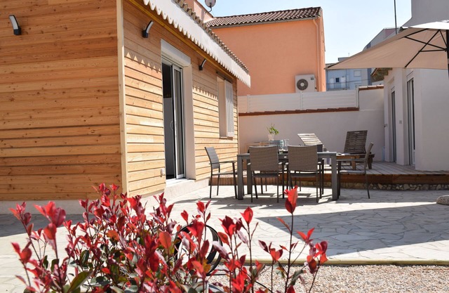 Typical BEACH HOUSE - 4 bedrooms 3 bathrooms - beach 160m away - private parking and garden