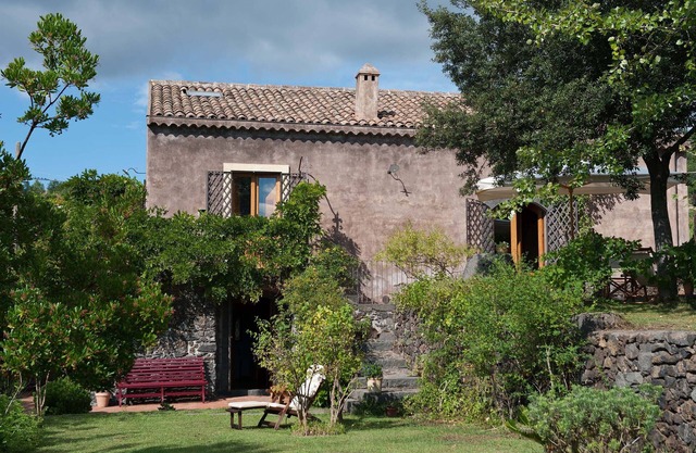 Typical country villa for families near Etna, Sicily