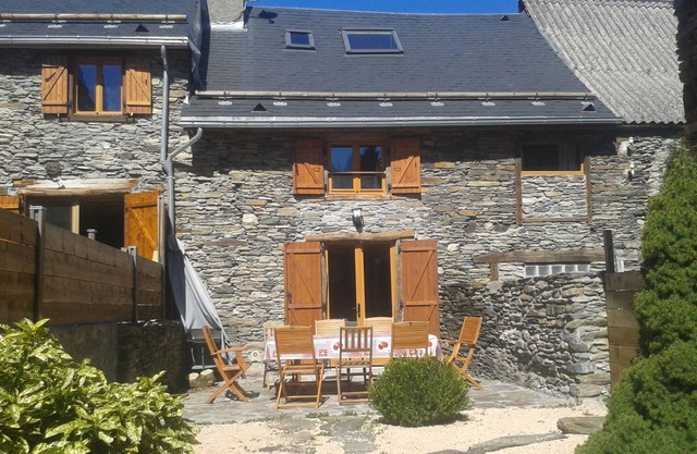 TYPICAL PYRENEAN CHALET BARN, ENCLOSED GARDEN, 5 MINS FROM LUCHON