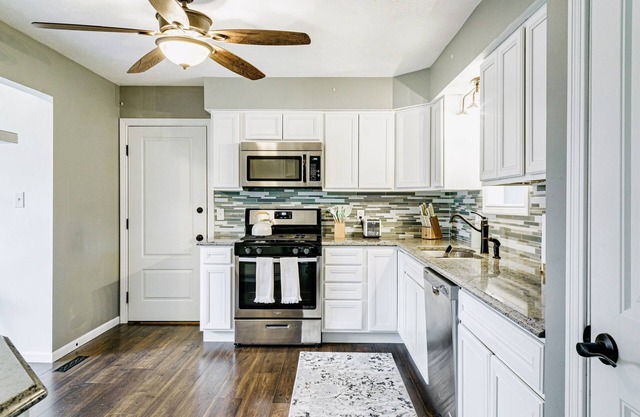 U of ND Oasis: Cozy Minimalist 4bd with Deck