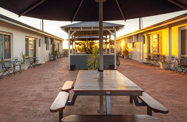 U3 Family friendly accommodation directly across from the Beach, Murchison River