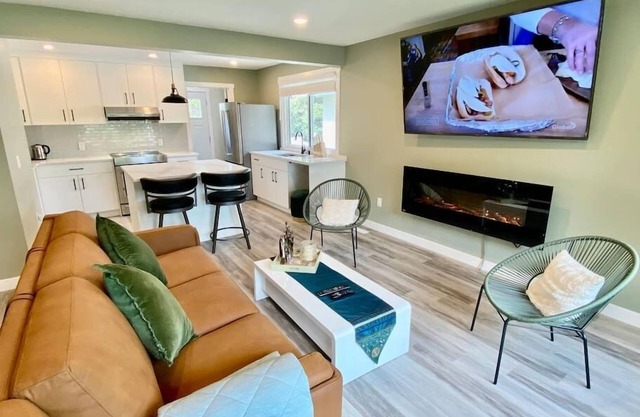 UC WalkingDistance 3BR/2.5BA Up+3BR/2BA Legal Down