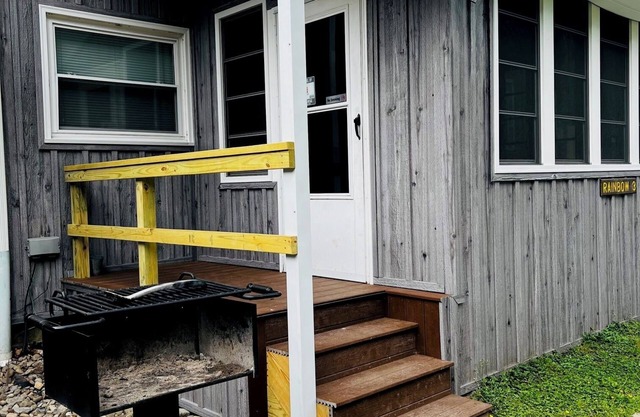 Ugly Cabin, Stunning Escape – Hot Tub! Fire Pit! Fast WIFI! Sunroom! Hiking!