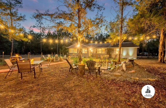Uhost AI | 4BR Getaway |Cozy Firepit & Hot Tub Fun