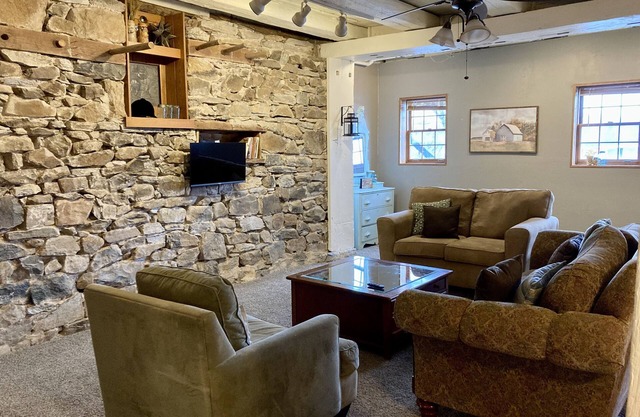Ultimate Barn Stay with lots of space! Visit farm animals and 20 min to Hershey!